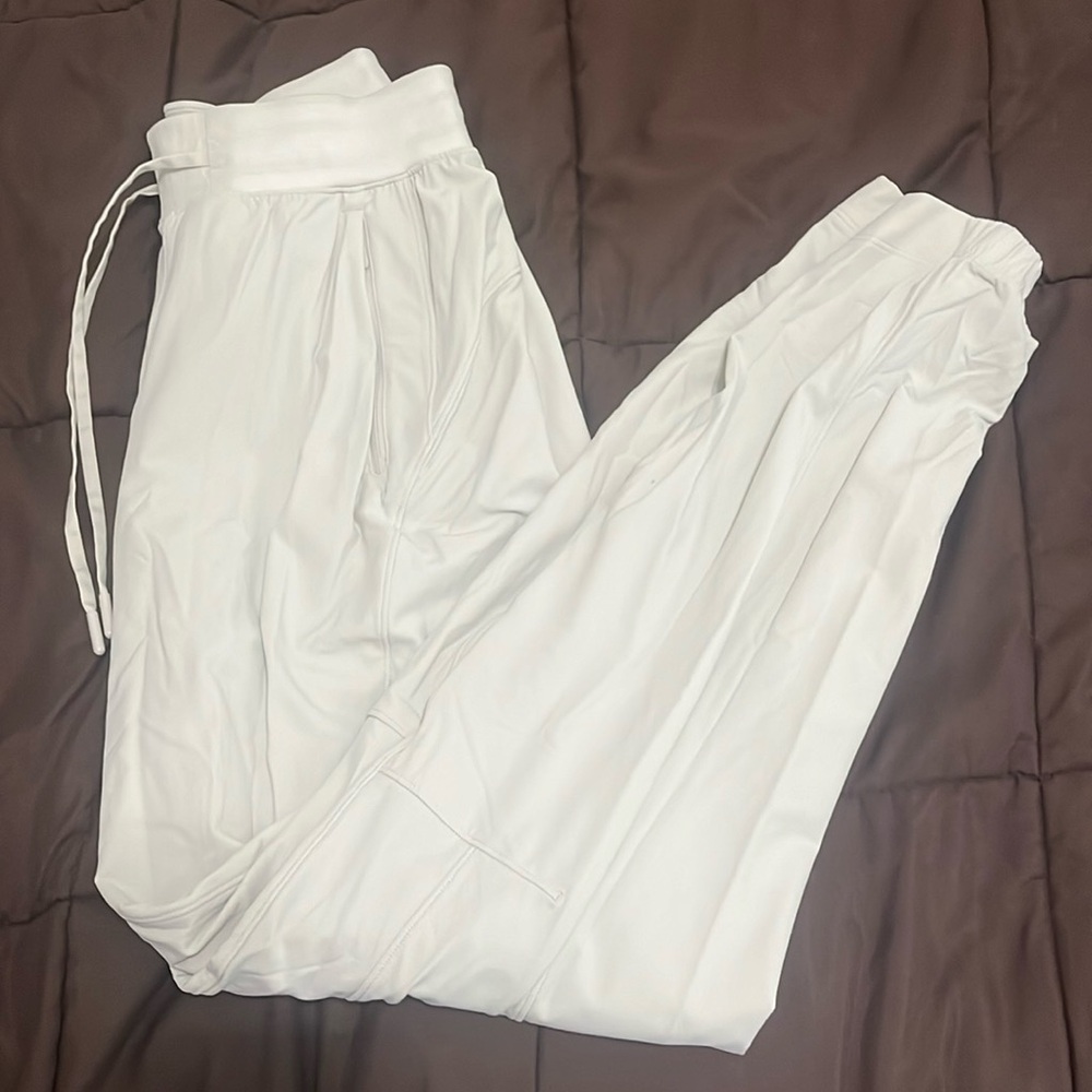Lululemon license to train joggers